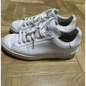 Vita sneakers från Dolce & Gabbana - Snygga vita sneakers från Dolce & Gabbana. Perfekta för en stilren och modern outfit. Finns antydningar på användning men fortfarande fräscha, på skorna är storleken 8 och en halv men rekommenderar stark för storlek 42✅