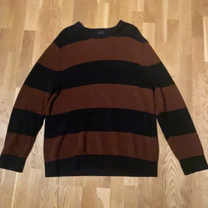Randig tröja från H&M - Säljer en randig tröja från H&M i svart och brun. Kommer inte längre till användning! Mycket bra skick och väldigt oversized. Kan mötas upp i Stockholm 🤞🏻⭐️