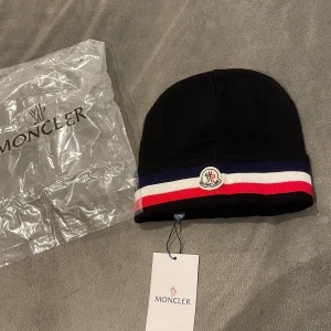 Moncler mössa - Helt ny aldrig andvänd 
