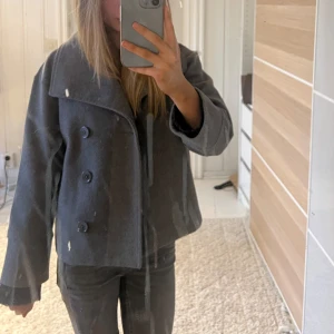 Grå kappa - Säljer en grå kappa i bra skick då den inte kommer till andvändning längre💞Den är från Gina Young och nypris ca 400kr säljer för 250 men det kan diskuteras