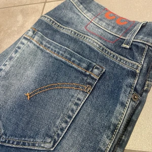 Dondup George blå - Snygga blå skinny jeans från Dondup med en klassisk. Jeansen har en modern tvätt och är tillverkade i Italien. Perfekta för en stilren look.