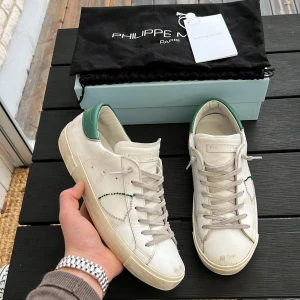 Philippe model - Säljer dessa riktigt feta o fräsha Philippe model skor helt perfekta till sommar och vår! Skick 9/10 riktigt fräsha. Box, dustbag och kort ingår! Hör av dig vid frågor eller funderingar🤩