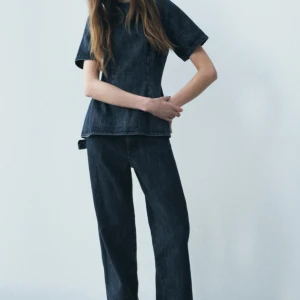 Denimset från zara - Ett denimset från zara som är använd en gång. Toppen är i L och byxorna i 40. En flärp på backfickan är bortsyd(se sista bild på vad jag menar)