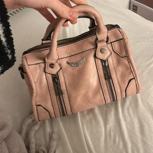 zadig liknande väska - Snygg rosa zadig väska. den är inte äkta men super snygg! aldrig använd