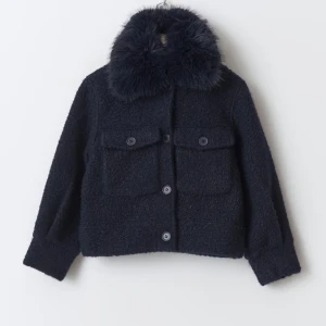 Kappa med pälskrage  - Kappa från gina tricot med avtagbar pälskrage. Knappt använd. Så så fin men säljer då den tyvärr är lite liten på mig. Den är 158/164. Skulle säga att den är som xxs/xs. Köpt för 450!💕den är i en mörkblå färg. 