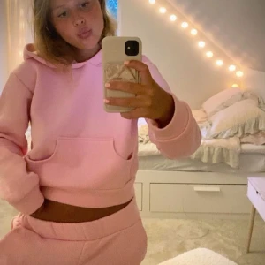 Rosa mjukisbyxor💖💖 - Mysiga rosa mjukisbyxor i fleece. Perfekt för en avslappnad stil och håller dig varm under kyliga dagar. Den har en bekväm passform och långa ärmar.