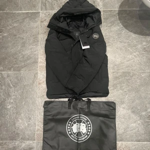 Canada Goose Macmillan - Tja! Säljer nu min sprillans nya Canada Goose Macmillan jacka. Jackan är helt ny och oanvänd och säljs på grund av att jag köpt en annan jacka. Vid köp medföljer även Canada Goose dustbag.  Skriv privat vid minsta lilla fundering!