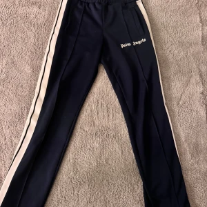 Palm angels byxor  - Näst intill helt nya! Har en liten fläck (de bild) har faktiskt inte ens försökt få bort så de kan va så att den går att få bort jätte lätt! Såklart äkta 