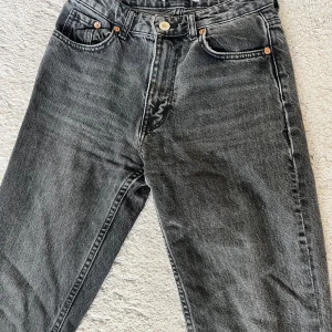 Jeans - Säljer dessa jeans från zara. De är mid rise och straight i storlek 34