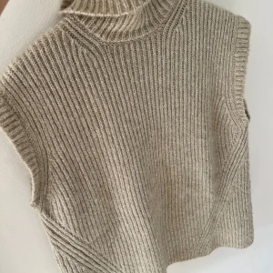 Stickad tröja  - Superfin stickad väst från zara med öppen rygg 