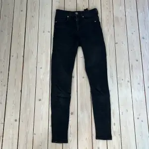 Skinny jeans från bikbok. Midjemått: 30 cm rakt över. Innerbenslängd: 67 cm. Har haft ett litet hål som jag sytt igen men inget man tänker på. 