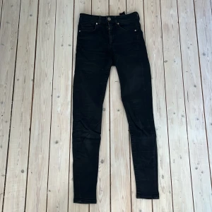 Skinny jeans - Skinny jeans från bikbok. Midjemått: 30 cm rakt över. Innerbenslängd: 67 cm. Har haft ett litet hål som jag sytt igen men inget man tänker på. 
