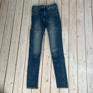 Skinny jeans  - Skinny jeans från bikbok. Midjemått: 30 cm rakt över. Innerbenslängd: 70 cm