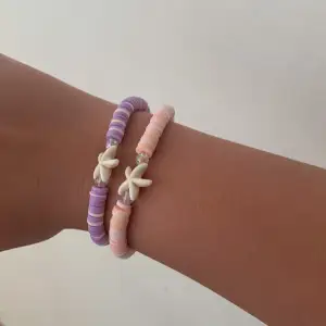  Jätte fina armband har gjort dom själv!🩷💜en lila och en rosa 🐚