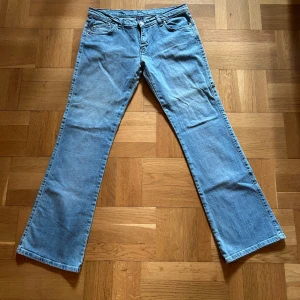 Victoria Beckham Jeans - Ett par Victoria Beckham jeans i strl 33.  Hittade på loppis men säljer då byxorna var för stora i midjan på mig, knappt använda och är i väldigt bra skick! Skriv för mer frågor💕