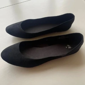 Svarta ballerinaskor  - Svarta ballerina skor. Från hm i mockalinnande material. I bra skick💓💓