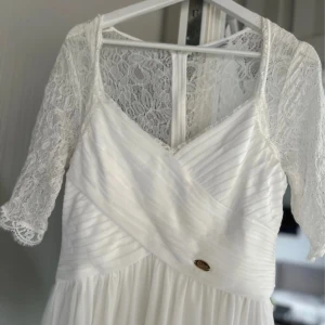 Vit klänning  - Chiara Forthi, storlek 38. Använd 1 gång 