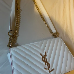 Saint Laurent - Hej Jag säljer denna fina vita Saint Laurent väska då den aldrig kommer till användning, har använt den ett få antal gånger så den ser nästan helt ny ut. 