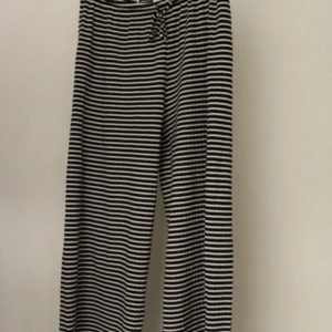 Trendiga randiga byxor  - Trendiga byxor från Gina tricot. Använd Max 5st gånger. Passformen formar sig fint efter kroppstyp och långa i benen. 