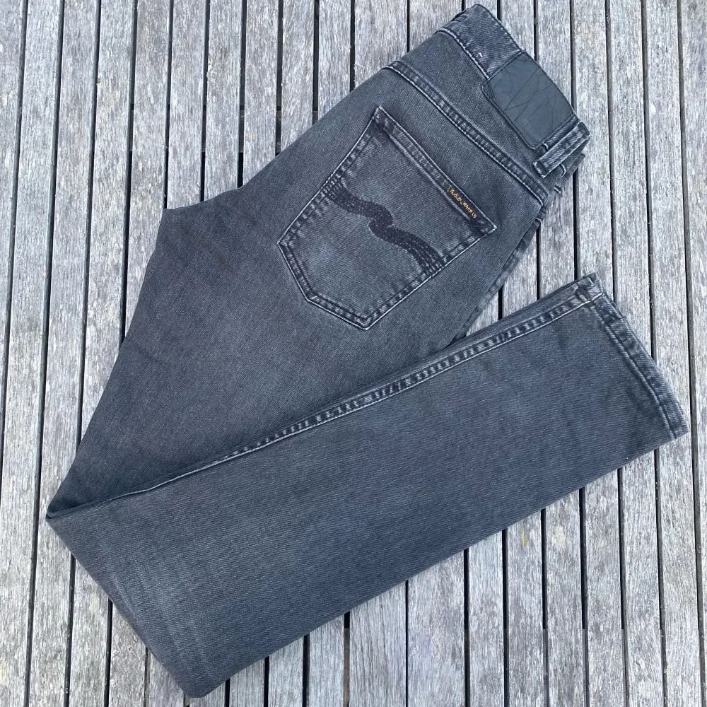 NUDIE JEANS / LEAN DEAN / W28 L32 Modell: Lean Dean Stl: W28 L32 Färg: Moon Grey  Endast använda ett fåtal gånger så riktigt bra skick. . Jeans & Byxor.