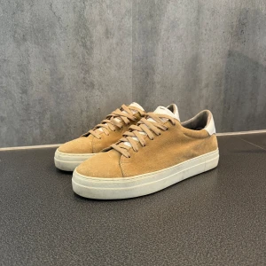 Beige mocka sneakers - Säljer dessa snygga beige sneakers i mocka med vita detaljer. Det är sneaky steve och de är väldigt bra skick. Pris kan diskuteras🙌🏽