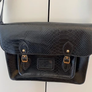 Dataväska  - Snygg unik dataväska till skolan eller kontoret. Nån skavanker här och där men syns knappt. 