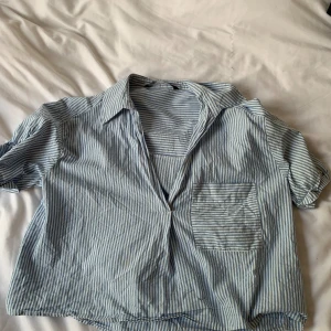 Pjamas tröja  - Blå/Vit randig pjamas tröja från Zara💝 Tröjan är lite kort men passar bra i storlek Ej använd! 