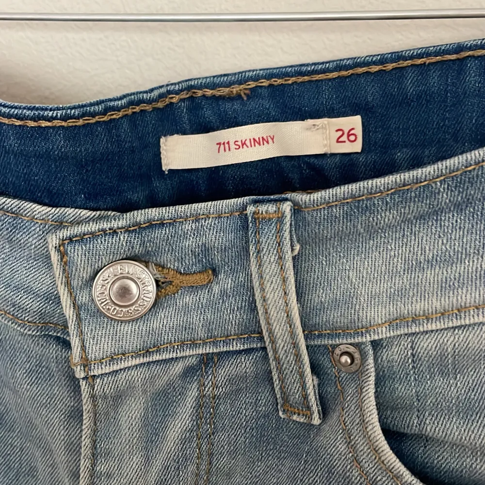 711 skinny jeans W26 från Levi’s  Low / mid rise Ljusare klassisk jeanstvätt. Jeans & Byxor.