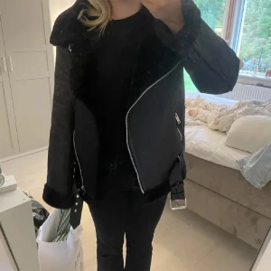 ”Skinn” jacka med fluff - Säljer denna fina jacka ifrån NA-KD, köpt här på plick Knappt använd på senaste tiden och ej trasig någon stans  Storlek S men passar M också