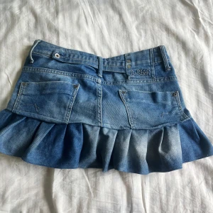 Jeans kjol med volang  - Egen gjord jeans kjol från g-star, lågmidjade och sitter super fint 
