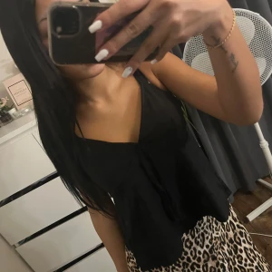 Svart söt topp - Älskar men har 2 av en här