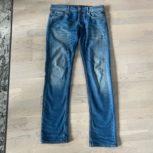 Replay jeans - Tja, säljer dessa feta replay jeans i modellen grover då dom är för långa för mig. Bara hojta till om ni vill ha fler bilder osv i dm! Storlek 31/32