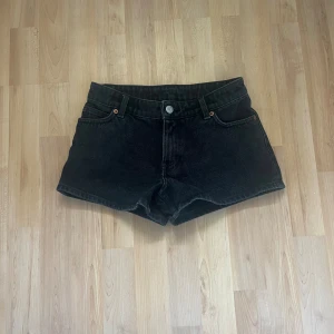 Svarta jeansshorts - Säljer ett par svarta lågmidjade jeansshorts i storlek 24. De kommer tyvärr inte till användning då de blivit för små