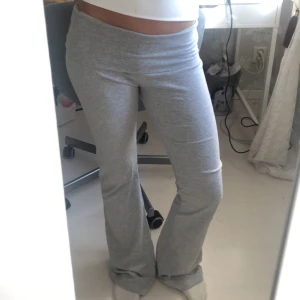 Yoga Pants - Säljer ett par gråa yoga pants från Brandy Melville. Jättemysiga att ha på sig! Basic = SKITSNYGGT🌟  Säljer ett par exakt likadana fast i marinblå, gå in i min profil för att hitta den🤍