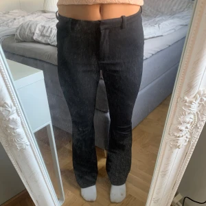 Svarta byxor med bootcut - Säljer ett par svarta byxor med bootcut. De är lågmidjade och har en snygg passform som sitter riktigt bra.Dom är i längd 30. Pris kan diskuteras💓