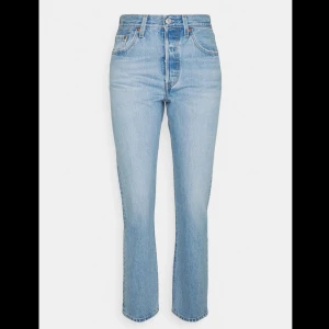 Levi’s 501 - Ett par Levi’s 501 i ljusblå tvätt. Knappt använda, köpta i Levi’s butik för ca 1 år sedan. Längd 28.
