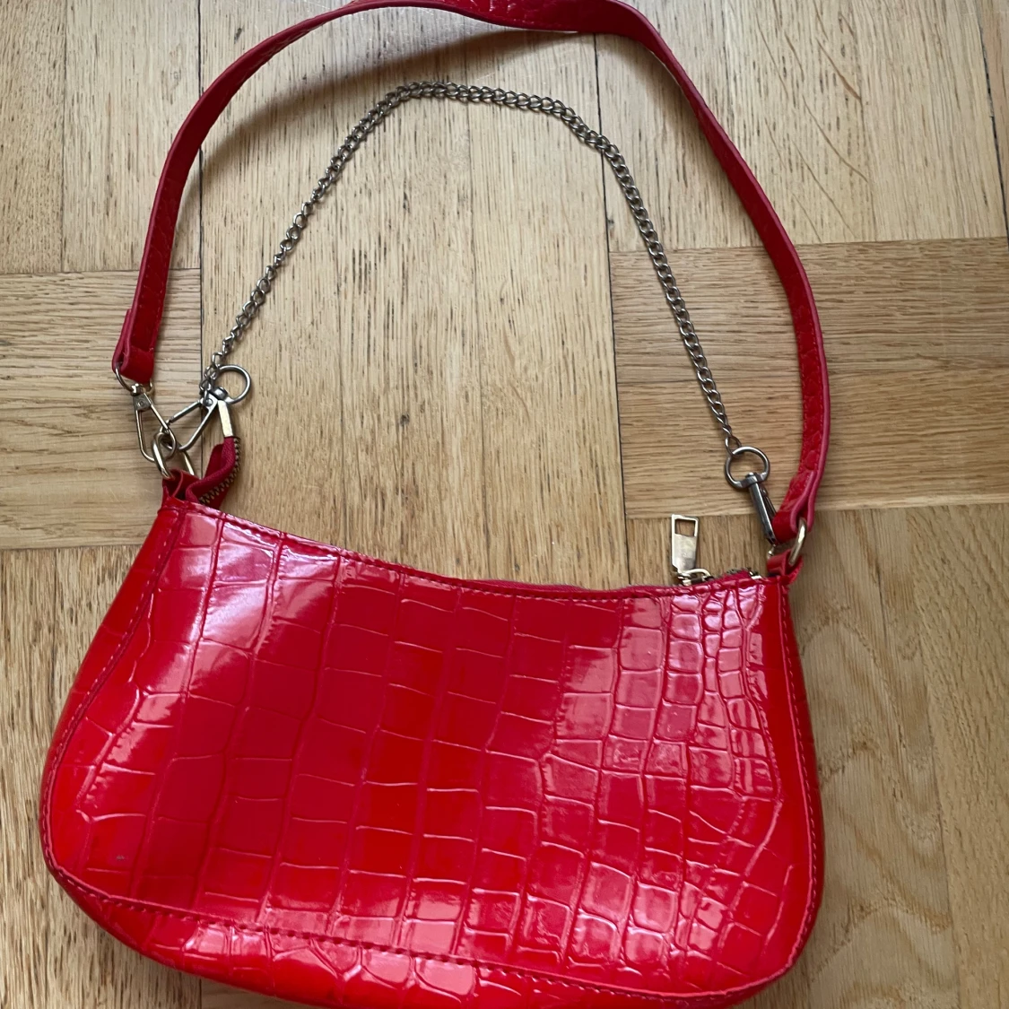 Röd axelväska med krokodilmönster