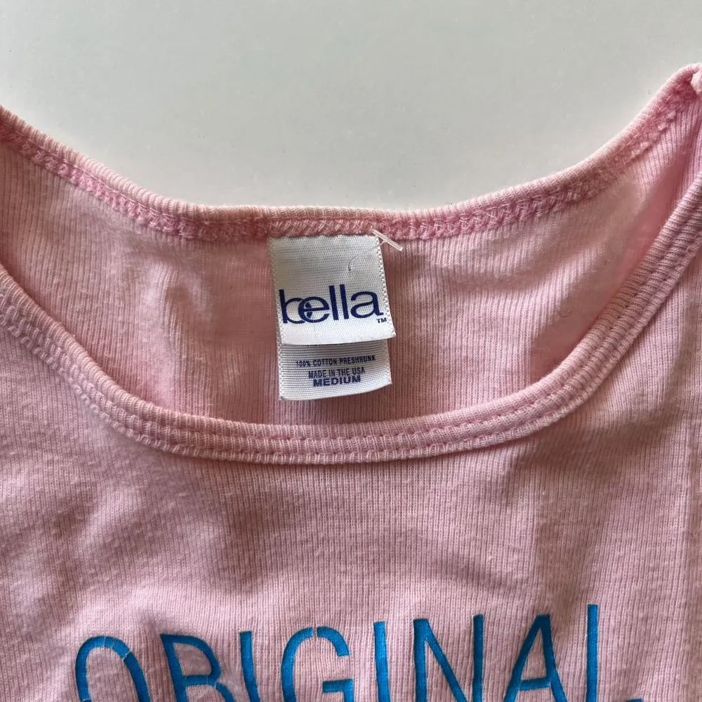 Babyrosa vintage t-shirt från Bella, 100% bomull. Gjord i USA 💕 Har en liten spricka i trycket. T-shirts.