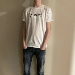 Apc t shirt - Tja, säljer nu denna t shirt från apc! Skick: 10/10, köpte den på nk förra sommaren!