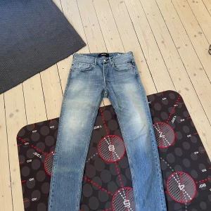 Replay jeans - Säljer nu mina ljusblåa willbi Replay jeans i storlek 29-32modellen sitter som ambass alltså slim fit kond 9/10 ny pris runt 1300 mitt pris 500
