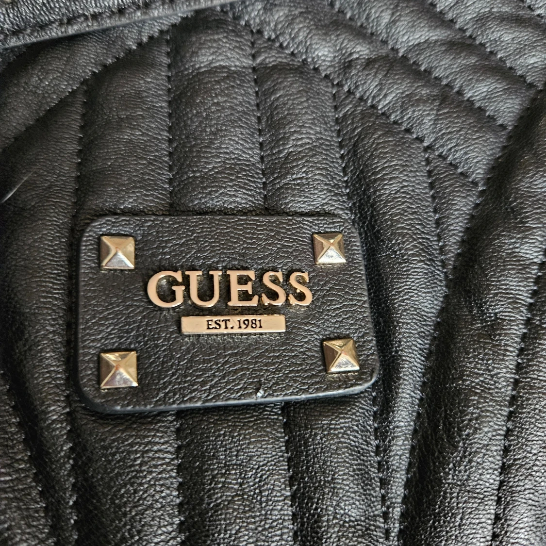 Svart quiltad axelväska från Guess - 92