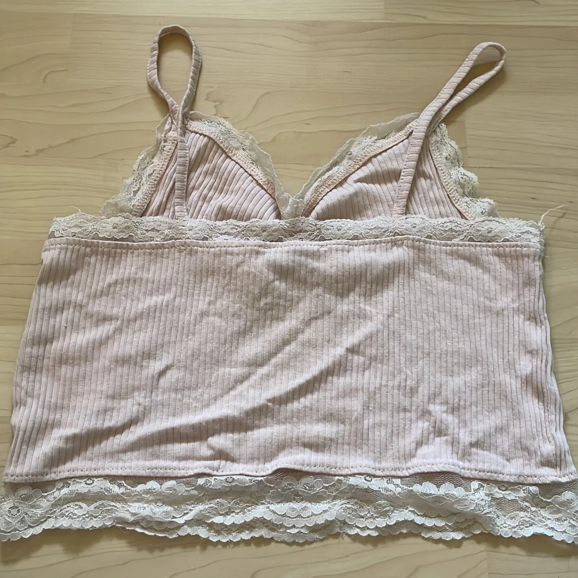 Rosa ribbad linnetopp med spetsdetaljer - 90