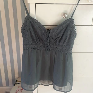 Söt topp🫶🏻 - Säljer denna jätte söta toppen från Vero Moda då den är i fel storlek! Den är aldrig använd bara prövad!  Säljer för 250kr!