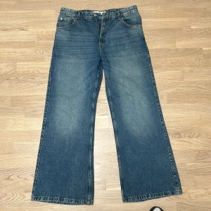 Bershka Baggy Flare - Ett par jeans köpta i en Bershka affär i Rumänien. Nice bag och flare som täcker skorna. Nyskick, använda en gång. Bershka storlekar är annorlunda men hade sagt att dessa motsvarar W32 L32