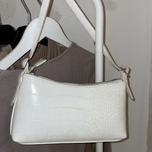 Handväska  - Hämtas upp utanför Göteborg i Mölnlycke eller skickas mot fraktkostnad 😊