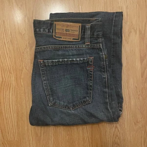 bootcut diesel  - perfekta för de är ganska små i midjan men breda i benen man behlver it ha bälte 