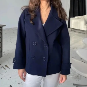 Design By Si kappa - Den populära kappan från design by si! Inga större defekter men använt under ca en höst och en vinter ❤️ Köpt för 750kr skriv för frågor eller fler bilder, saknar en knapp 