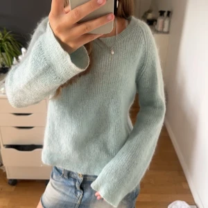 Stickad tröja - Säljer min ättesnygga stickade tröja ifrån COS i st S! Bra material som inte nopprar. Pris kan absolut diskuteras❤️‍🔥