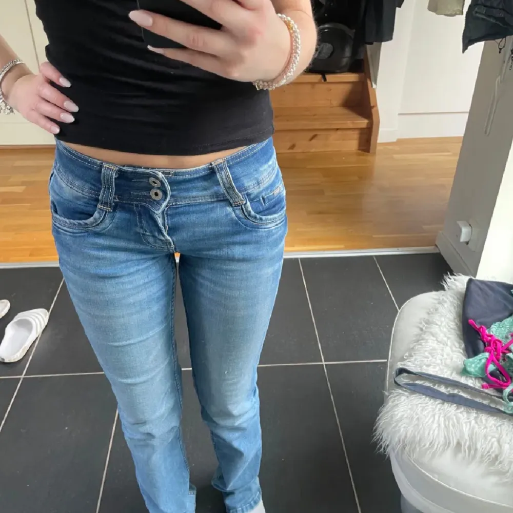 jättefina lågmidjade jeans som jag köpte från plick (lånad bild). Dom var lite för små på mig så därför säljer jag dom. Pris kan diskuteras❤️. Jeans & Byxor.