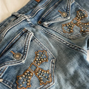 Lowwaist bootcut jeans - Ett par snygga lowrise bootcut jeans från subdued med stängbara och detaljerade fickor💗 Är välanvända men har inga defekter☺️ Är ganska små i storleken!💞 Säljs p.g.a. för små            Passar ungefär om man är 160cm🥰